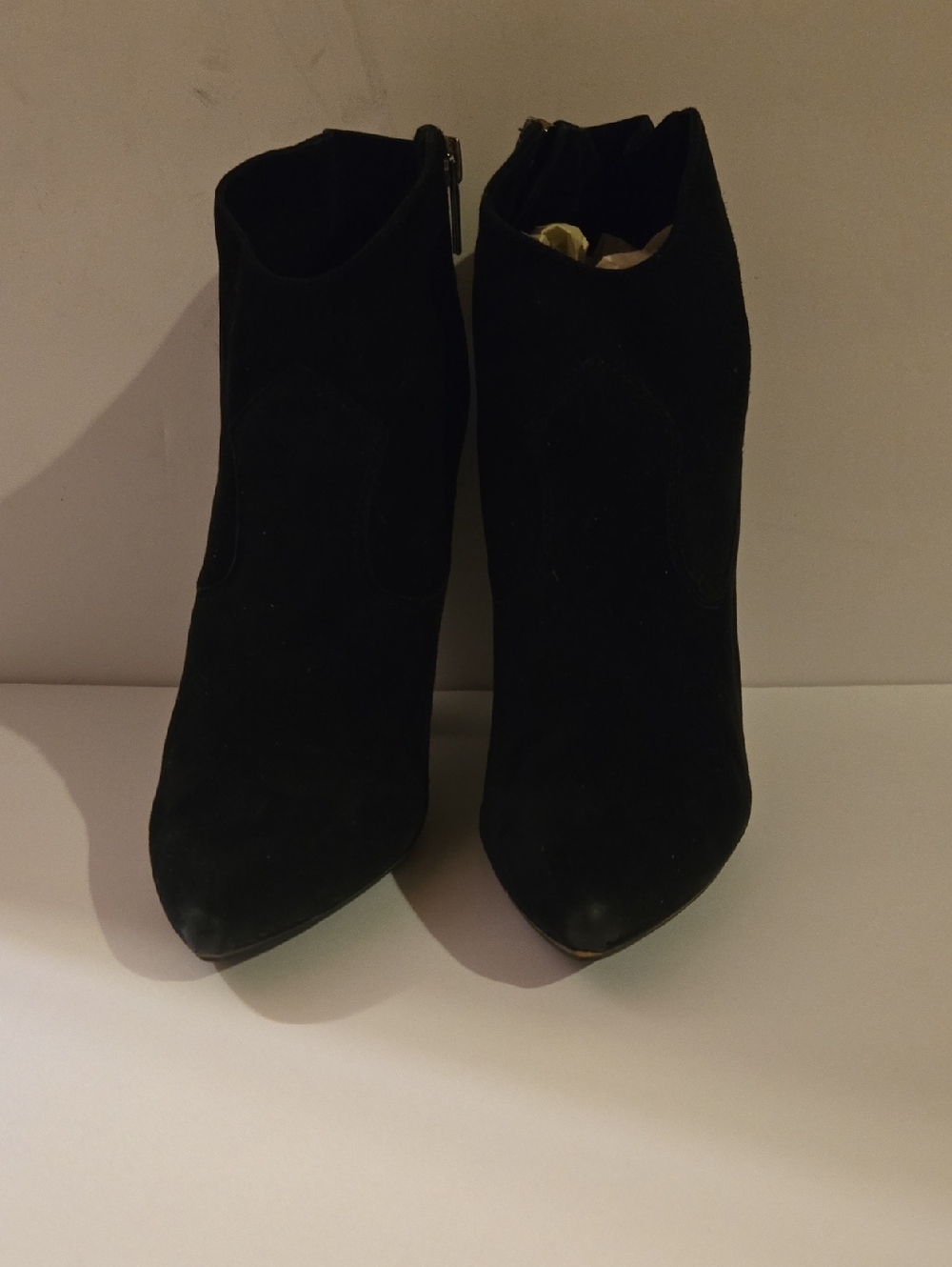 VINCE CAMUTO SZ. 8M BLK SUEDE  4" ZIPPERED SIDE  ANKLE LENGTH BOOTS